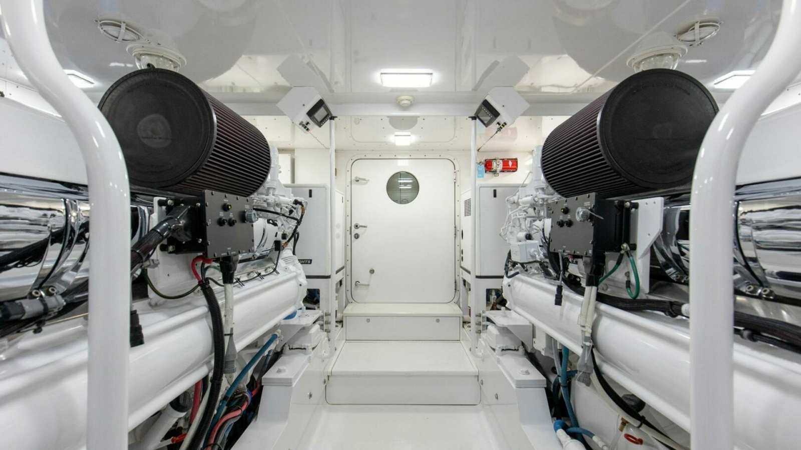 56_2827464_2005_76_whiticar_enclosed_bridge_badonkadonk_engine_room_2