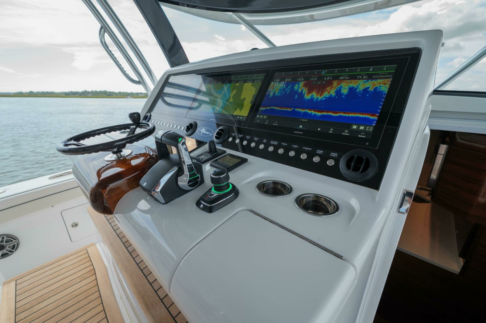 Valhalla 55 - Lucky 24 IV - Helm Station Electronics