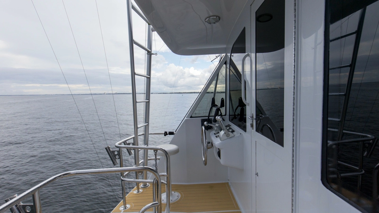 1999 Hatteras 60 Enclosed Bridge Better Days Bridge Deck