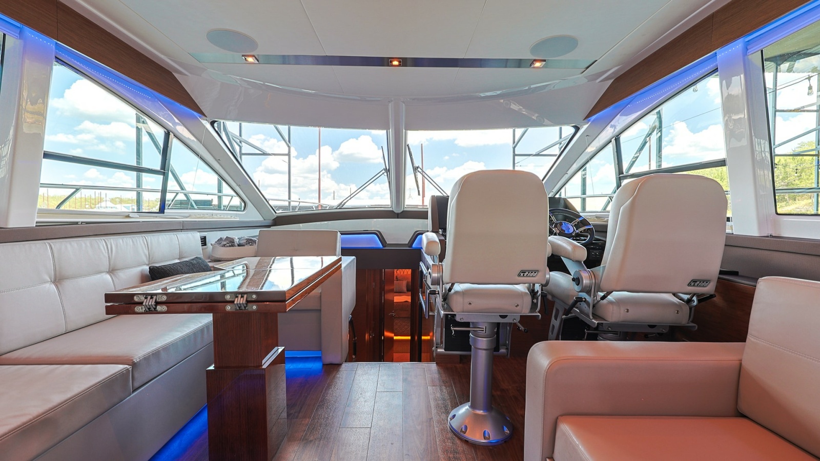 Spacious Helm and Salon Area