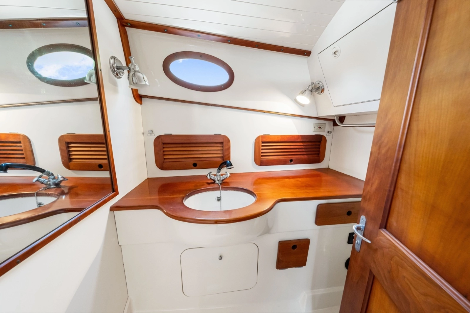 1998 36 Hinckley Picnic Boat Stateroom Head