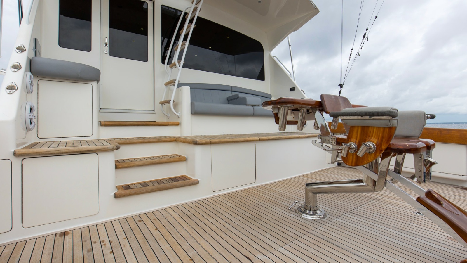 74' 2007 Viking 74 Enclosed Bridge