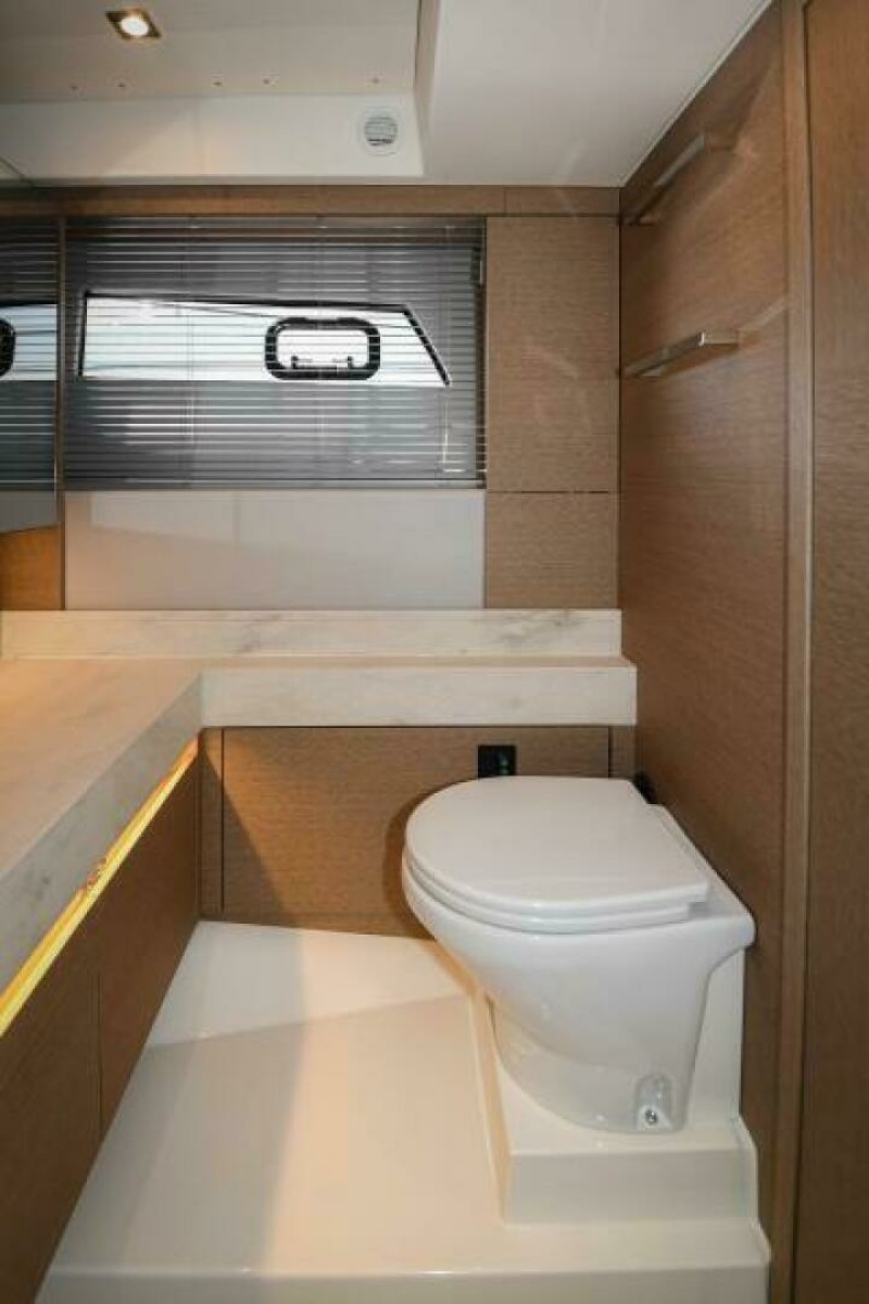 2023 52 Prestige Flybridge - Master Head