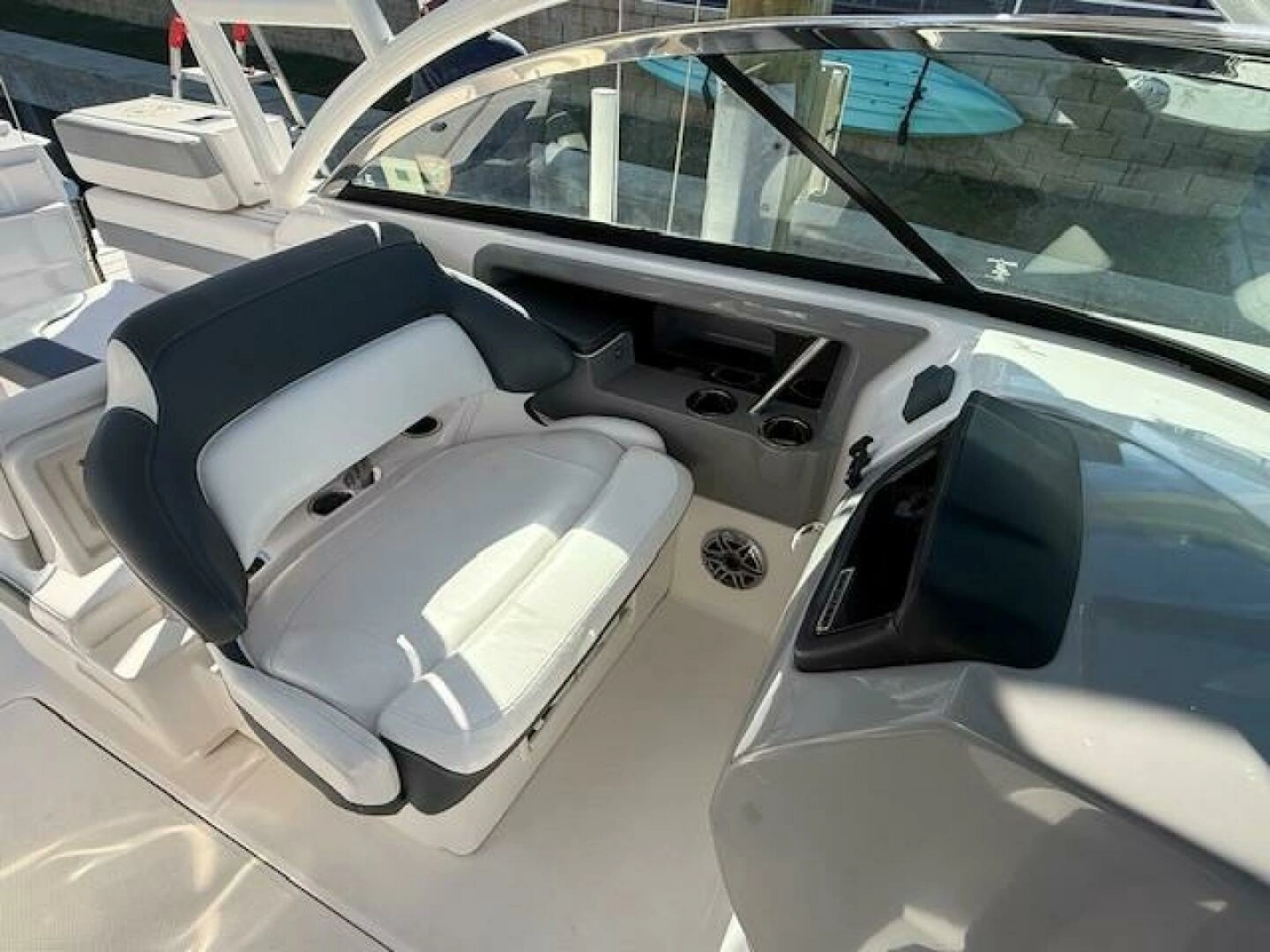 2021 Robalo R317 photo 5