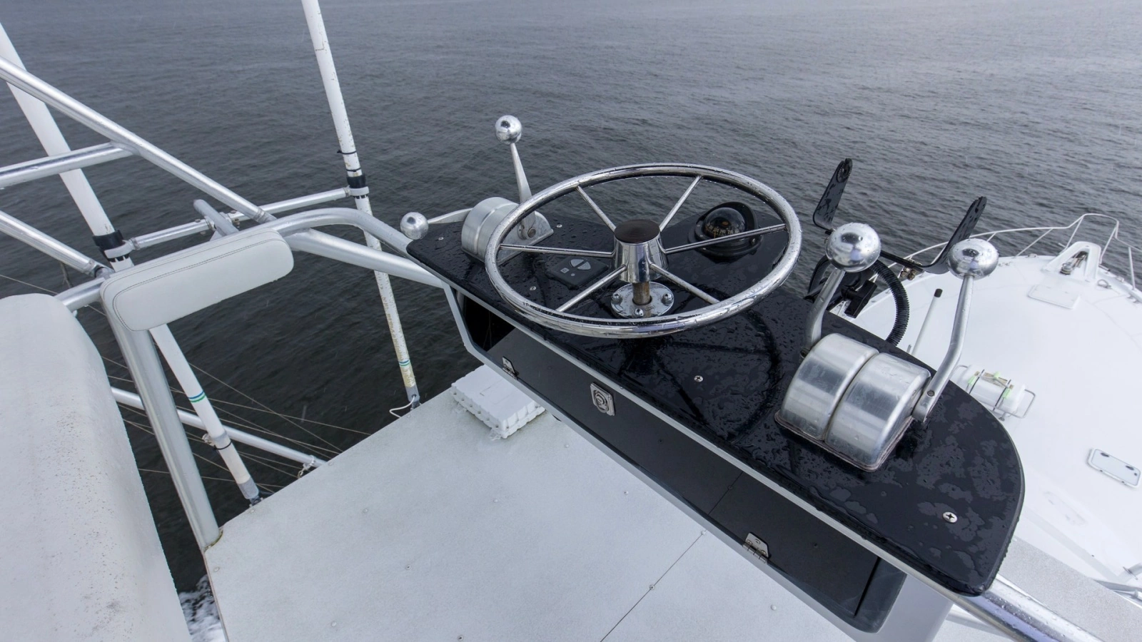 1999 Hatteras 60 Enclosed Bridge Better Days Tower Helm (2)