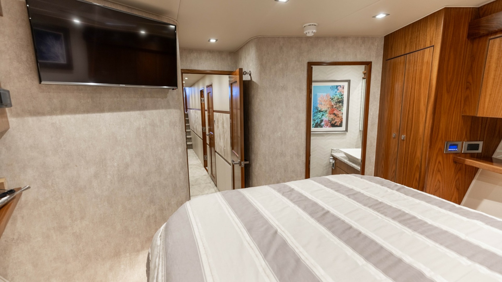 80' 2016 Viking 80 Convertible
