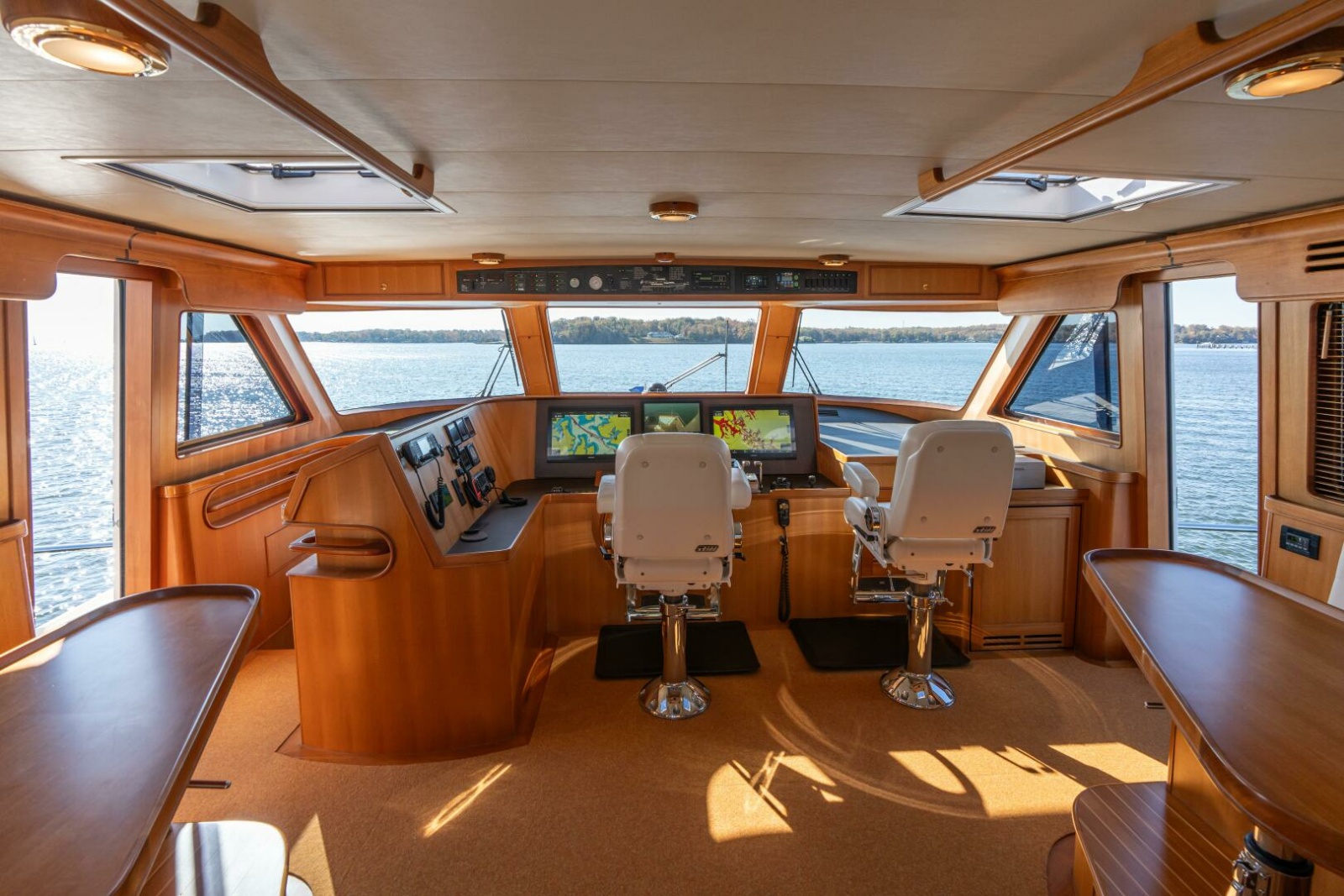 Marlow 72 GRIFFIN - Command Bridge Helm