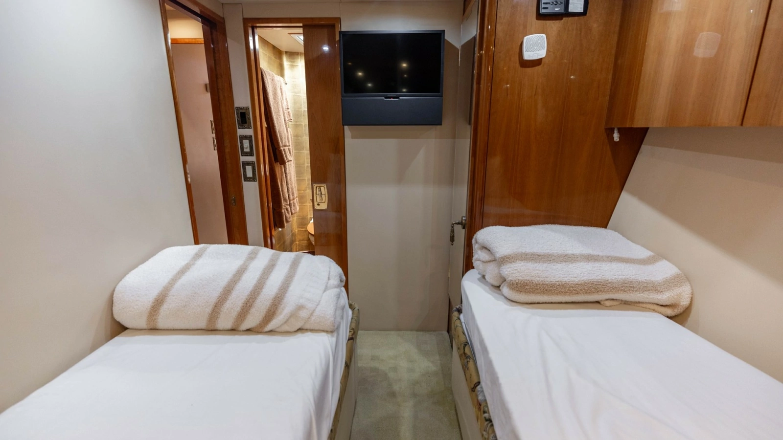 2007 Hatteras 68 Convertible- KEMOSABE- STBD Guest Stateroom