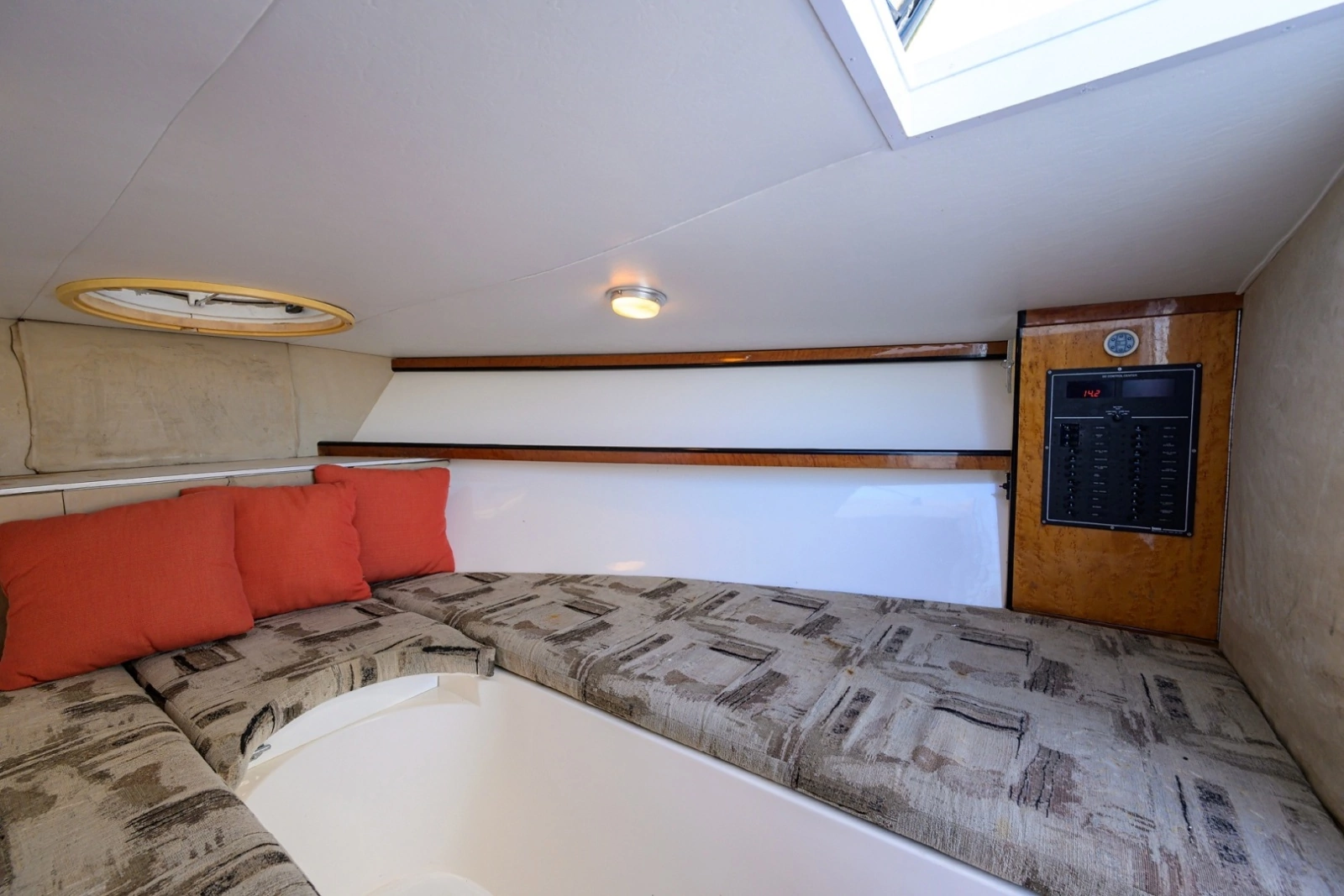 Aura 28 Heron's Catch - Interior Cabin
