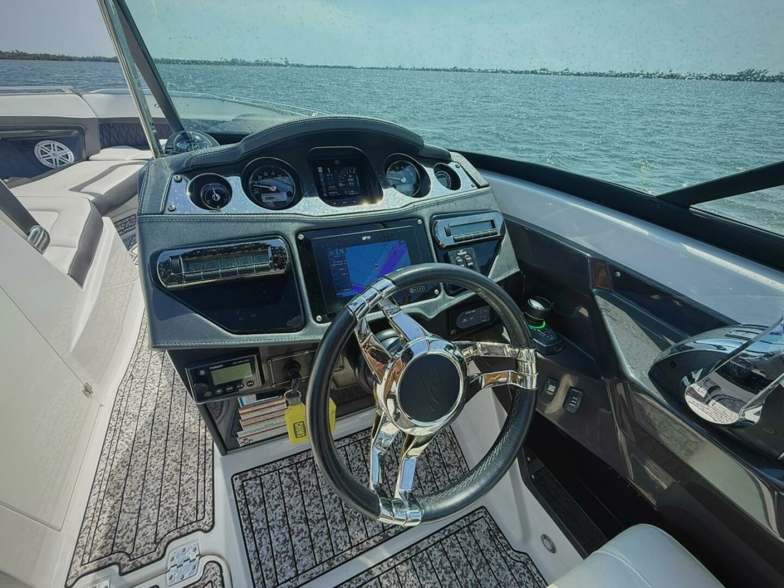 2020 Monterey 29 305SSD