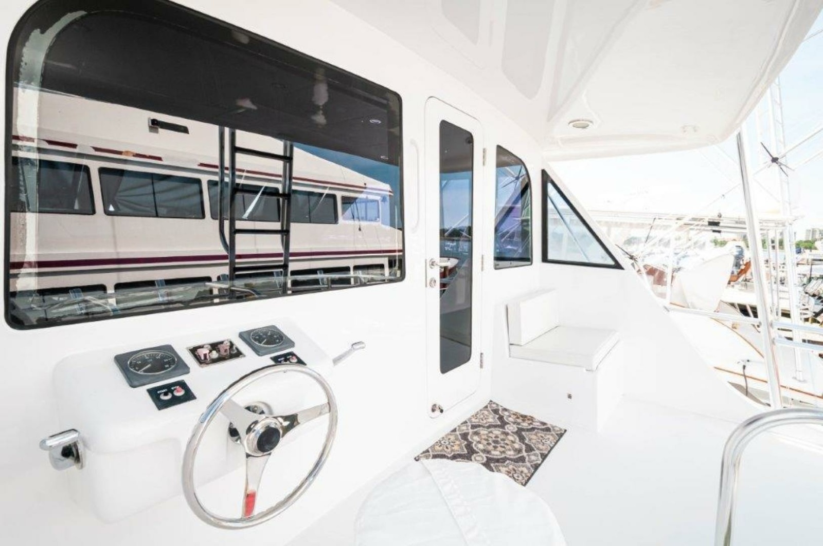 65' 2002 Hatteras 65 Enclosed Bridge