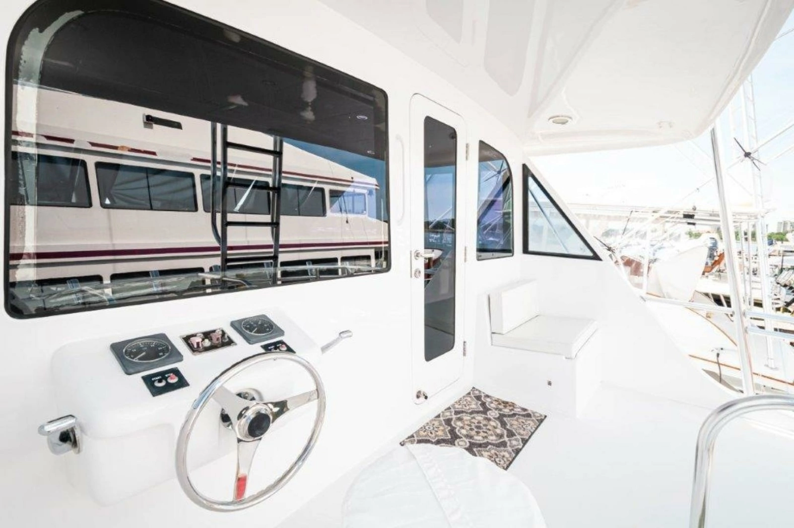 2002 65 Hatteras Convertible Moontan Flybridge (2)