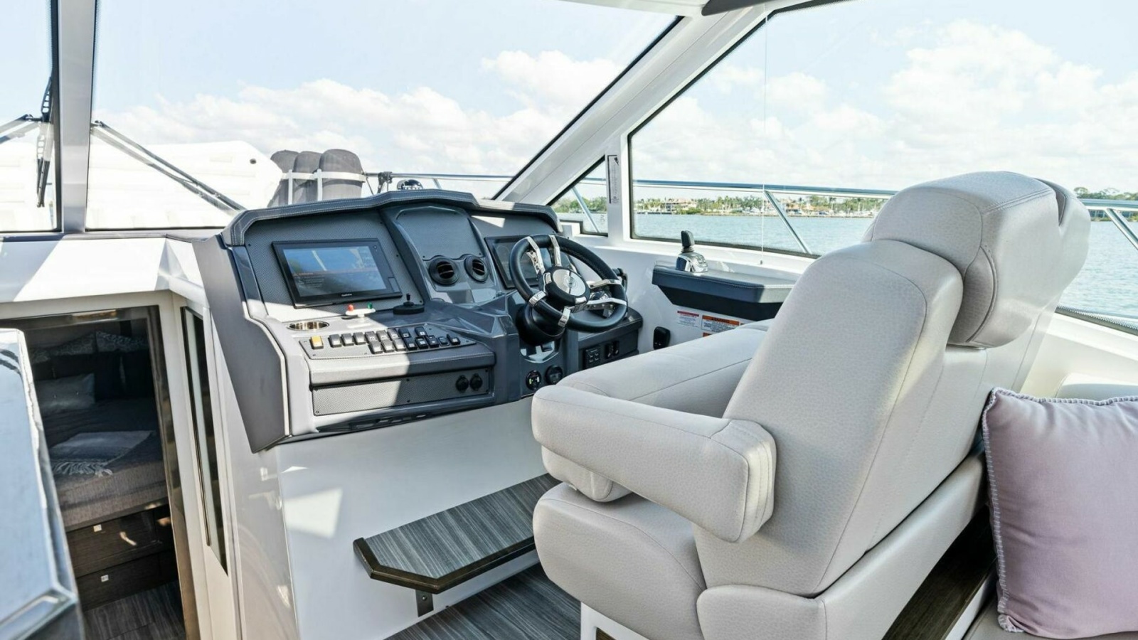 45' 2019 Cruisers Yachts 45 Cantius