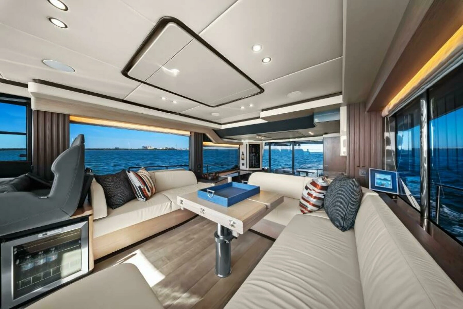 2025 Absolute Navetta 53 - Salon