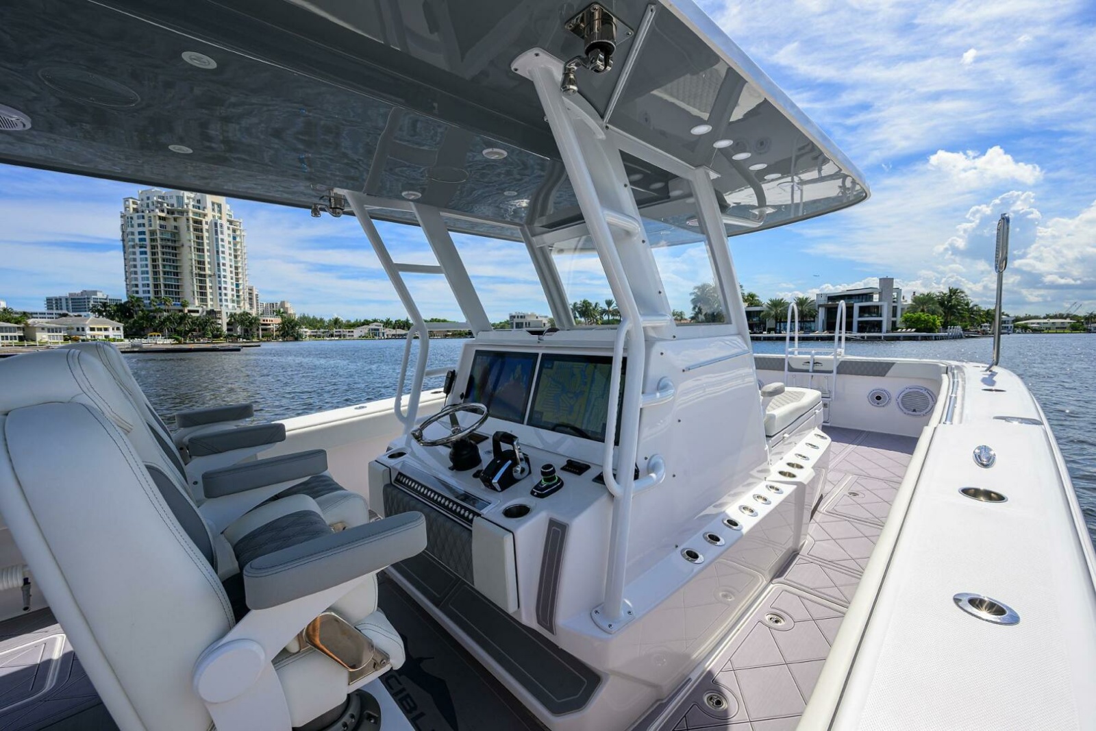 Invincible 46 Argento II - Exterior Helm