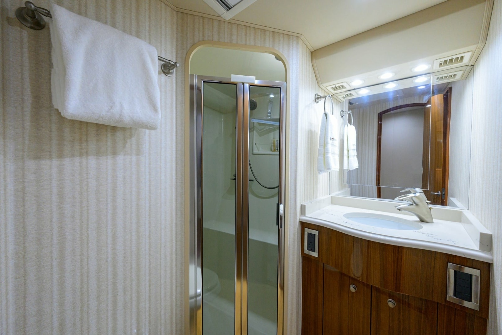 Viking 68 - BLOWFISH3 - Guest Head