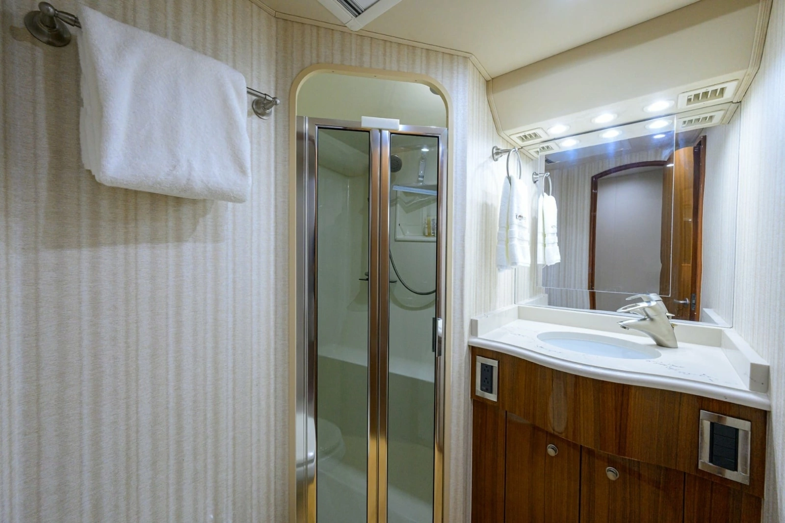 Viking 68 - BLOWFISH3 - Guest Head