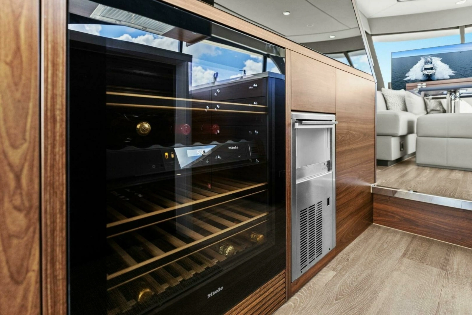 2025 Maritimo M600 - Galley