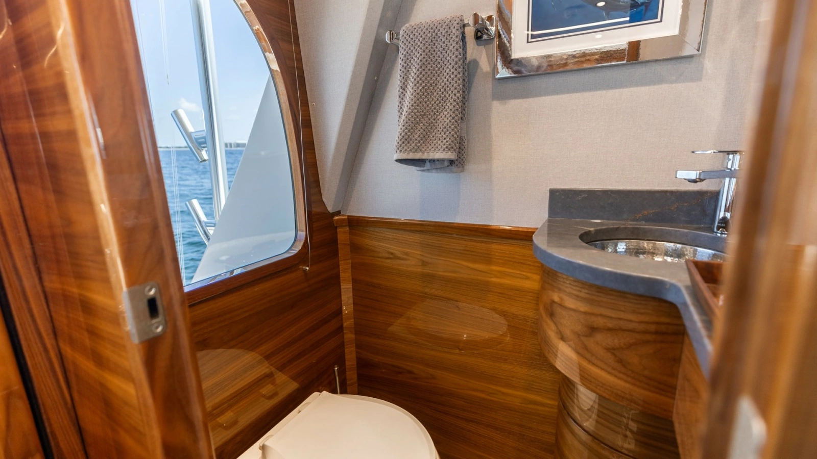 Elegant En-Suite Head