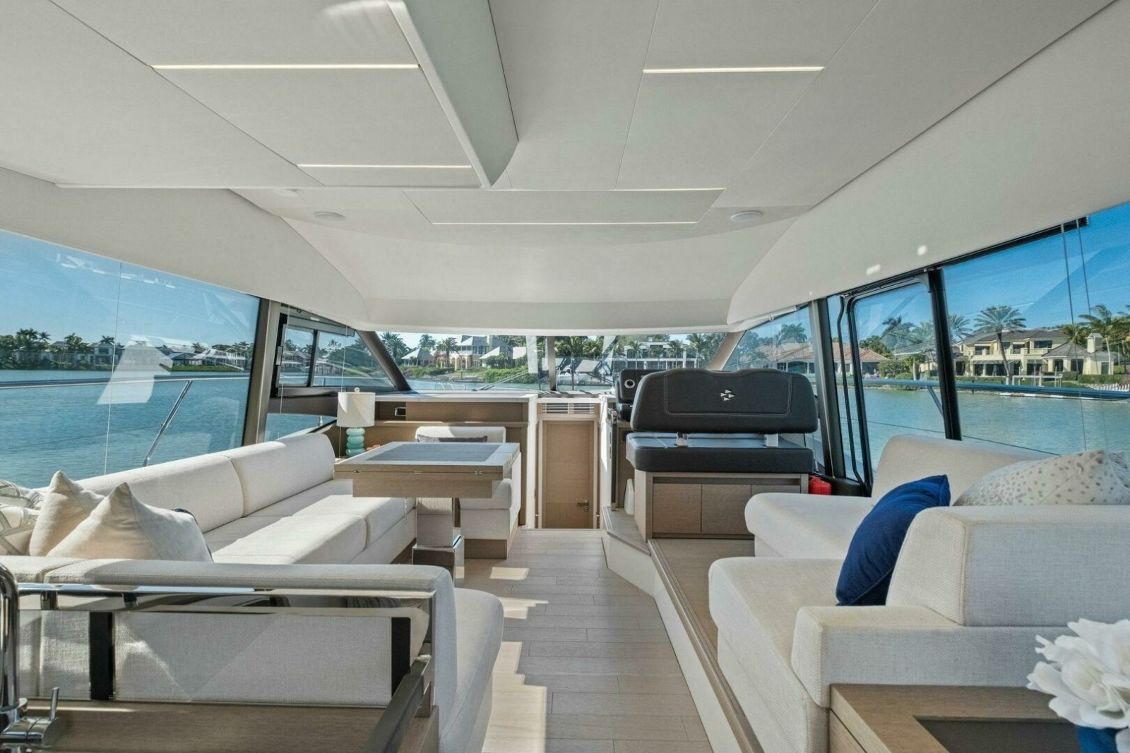 52' 2022 Prestige 520 Flybridge