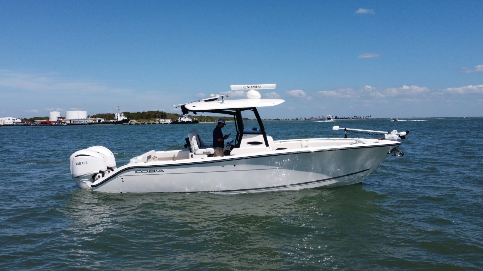 Side View of 2023 Cobia 280