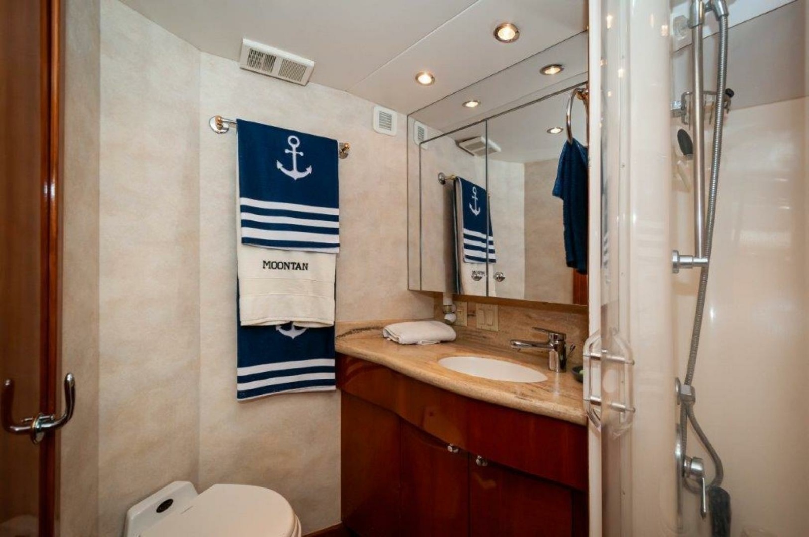 65' 2002 Hatteras 65 Enclosed Bridge