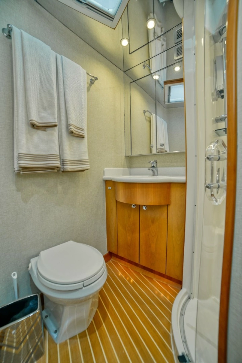 2005 Hatteras 68 Convertible - Guest Head