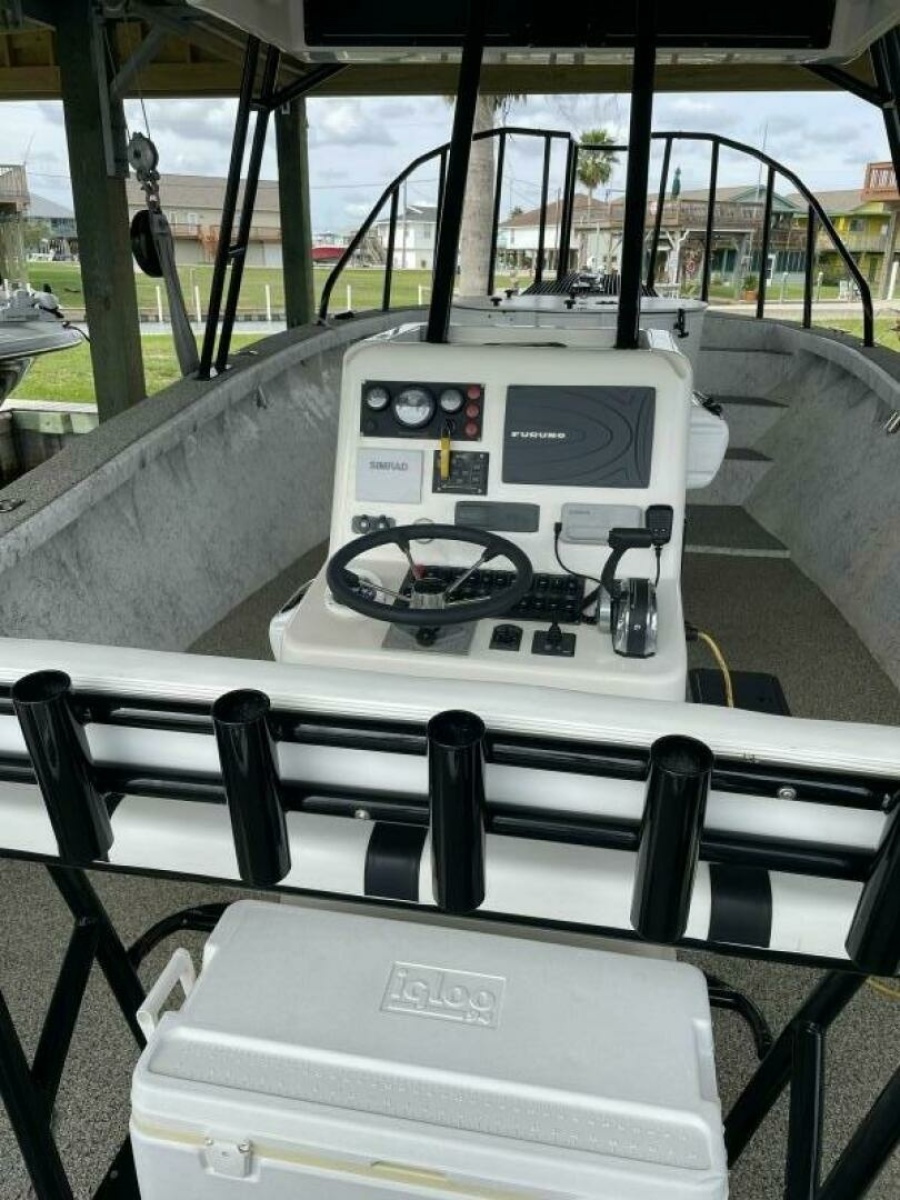 31' 1997 Custom 31 Center Console