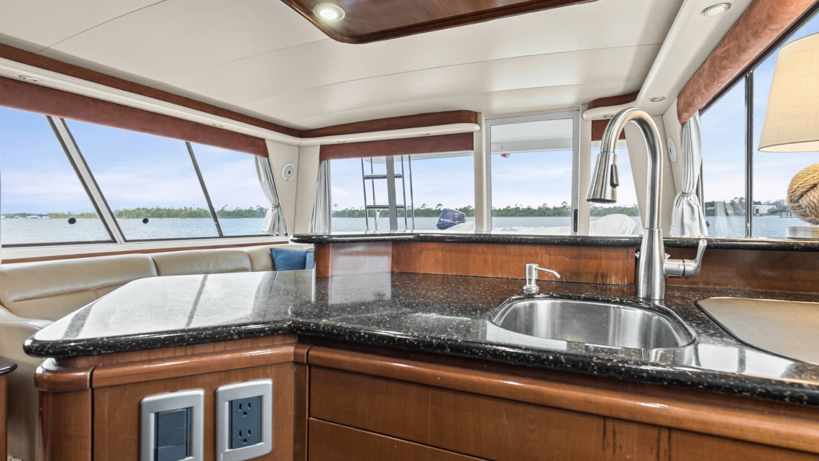 2007 Meridian 490 SE Pilothouse Trust Galley (2)