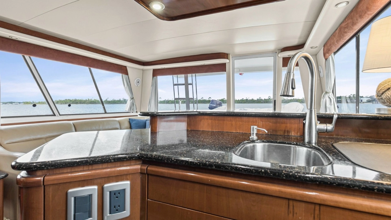2007 Meridian 490 SE Pilothouse Trust Galley (2)
