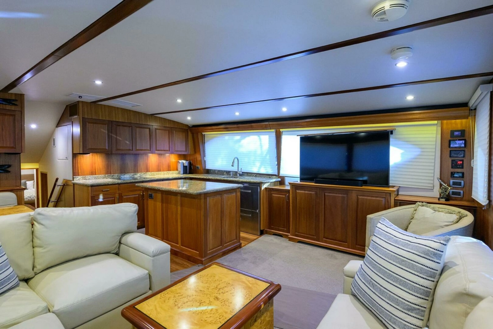 Hatteras 63 Reelin N Dealin - Interior Salon