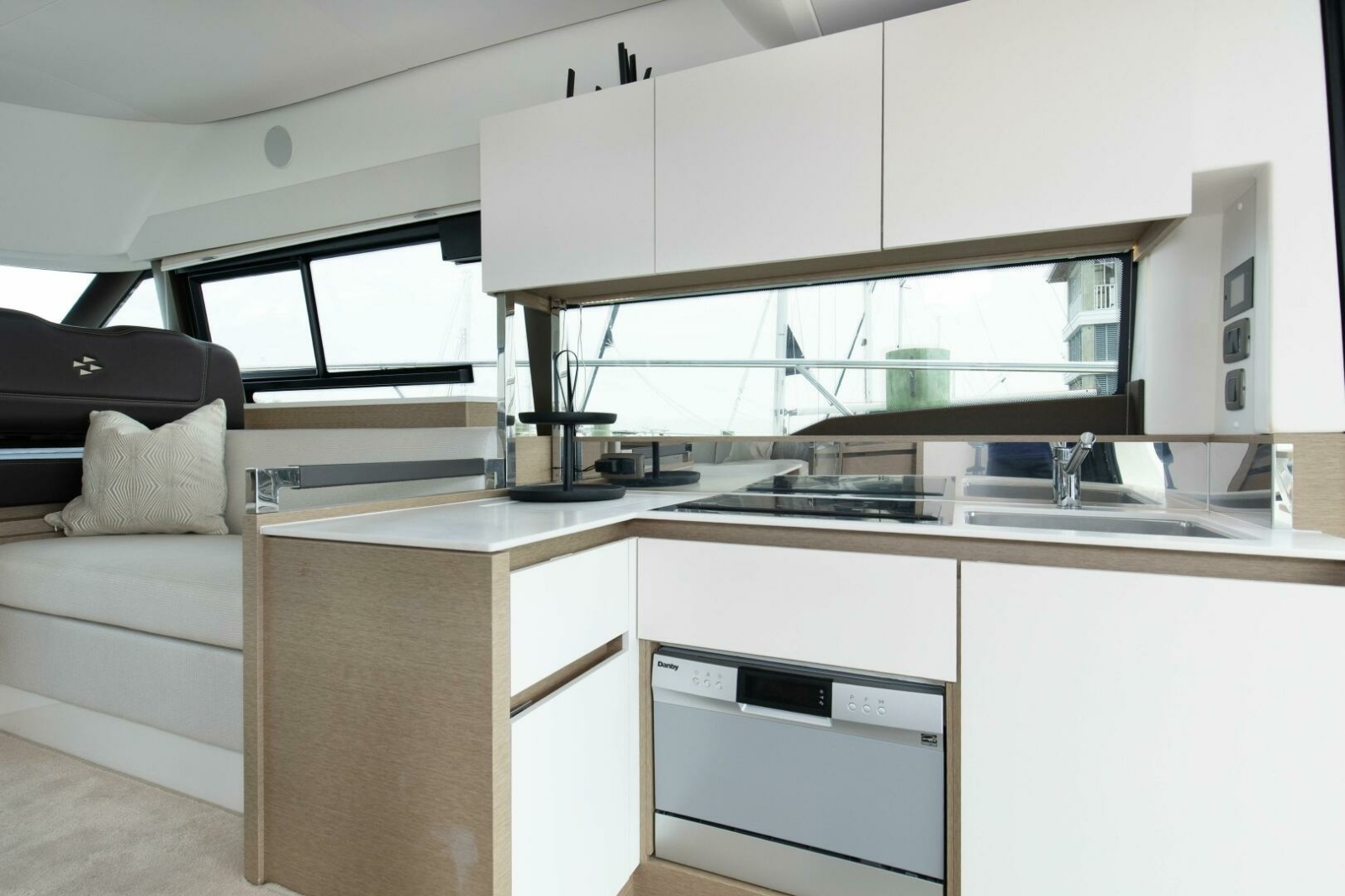 46' 2023 Prestige 460 Flybridge