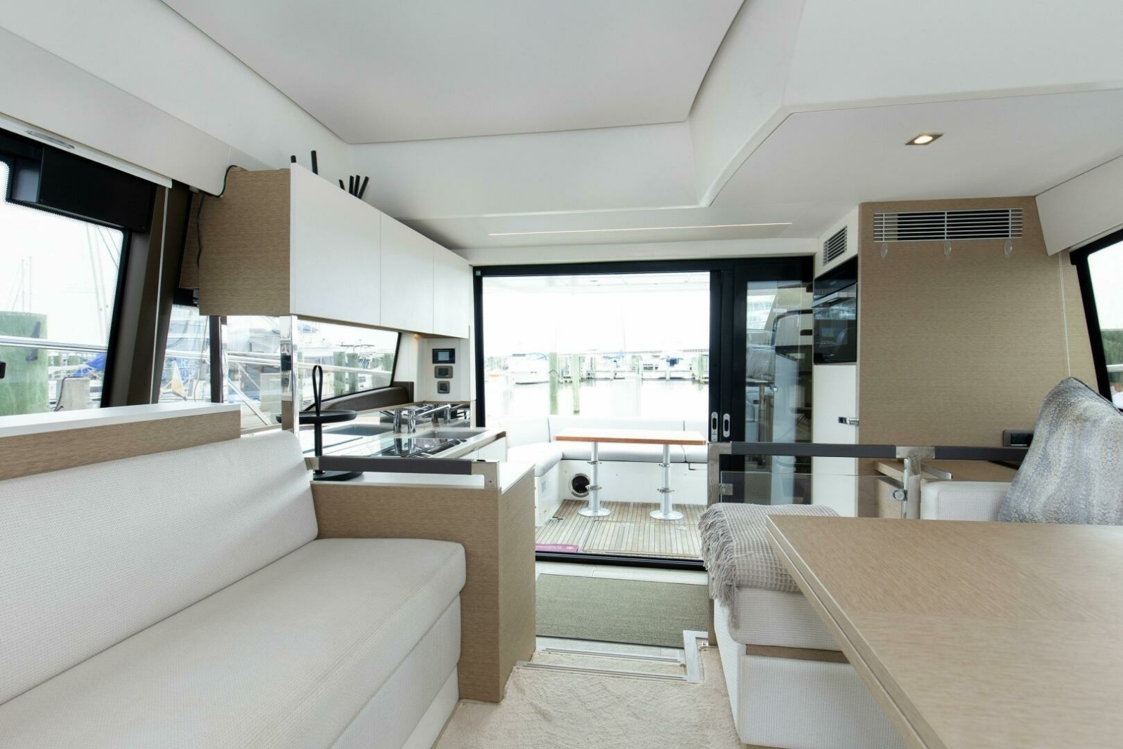 46' 2023 Prestige 460 Flybridge