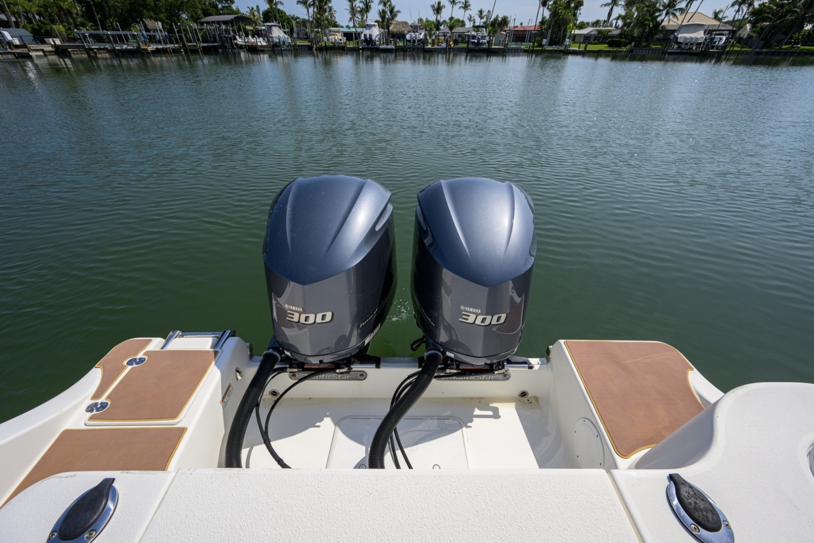 NauticStar 28 - Cockpit