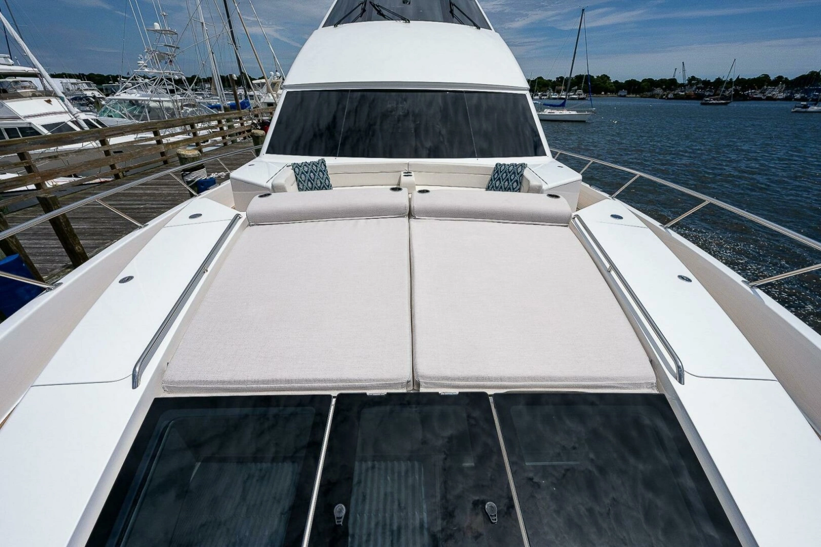 Viking 75 MIRAGE -  Bow
