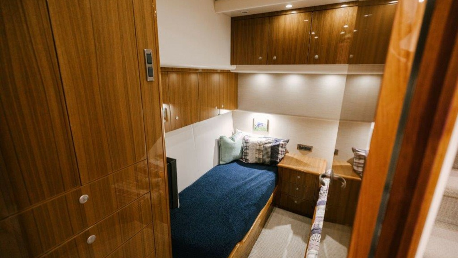 2007 64 Viking CNV Evil Eyes Crew Stateroom (5)