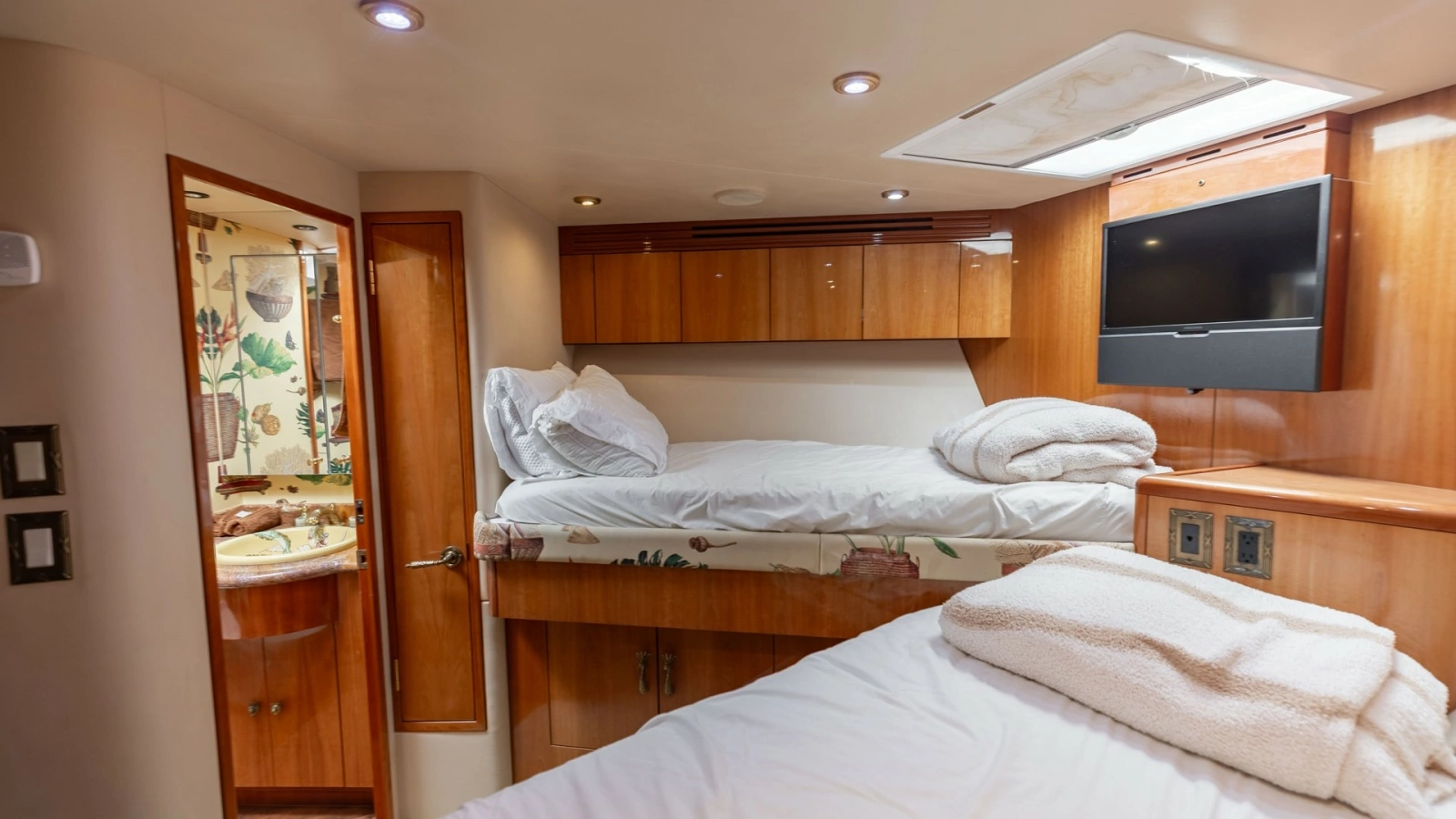 2007 Hatteras 68 Convertible- KEMOSABE- VIP Forward Stateroom