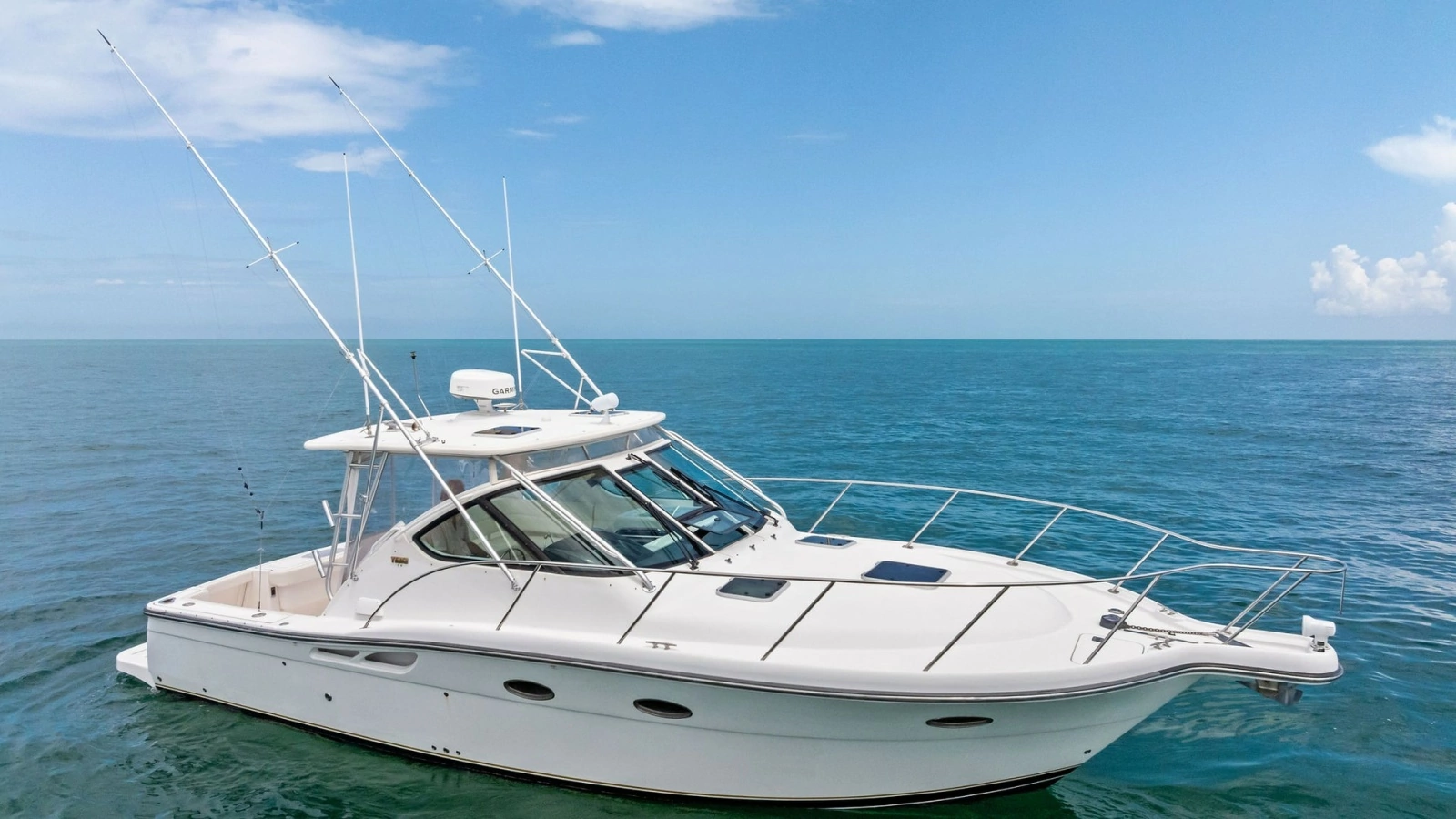 Starboard Side View of Tiara 32 Open