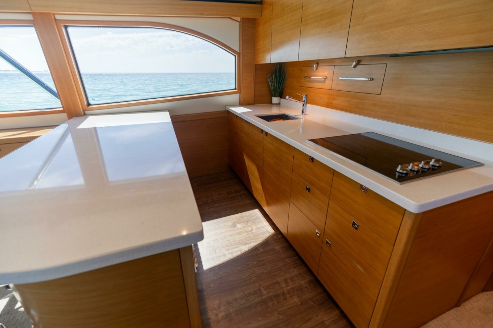 60' 2016 Hatteras GT60
