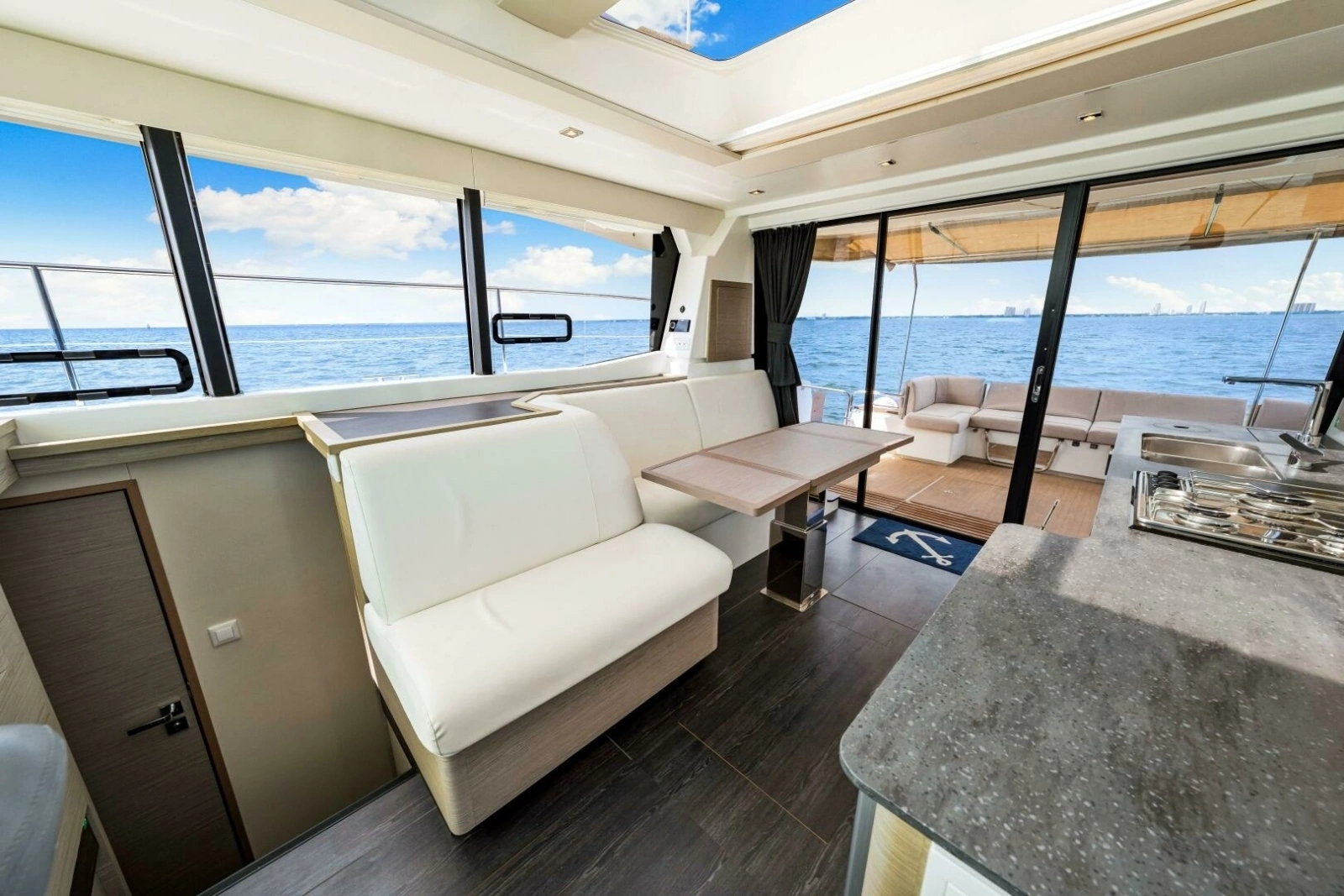  2021 Fountaine Pajot MY4.S - Salon