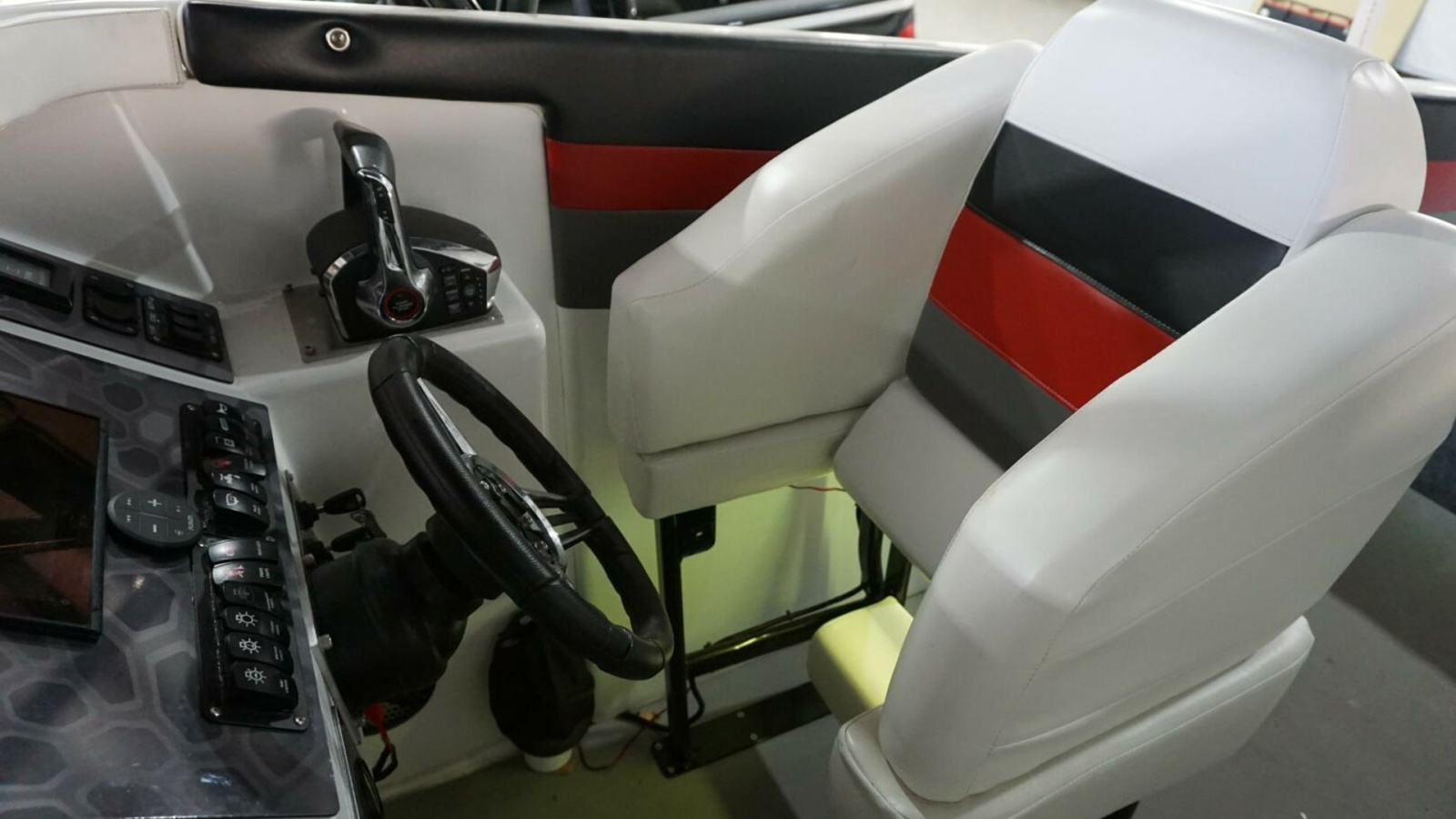 32' 1998 Active Thunder 32 CC