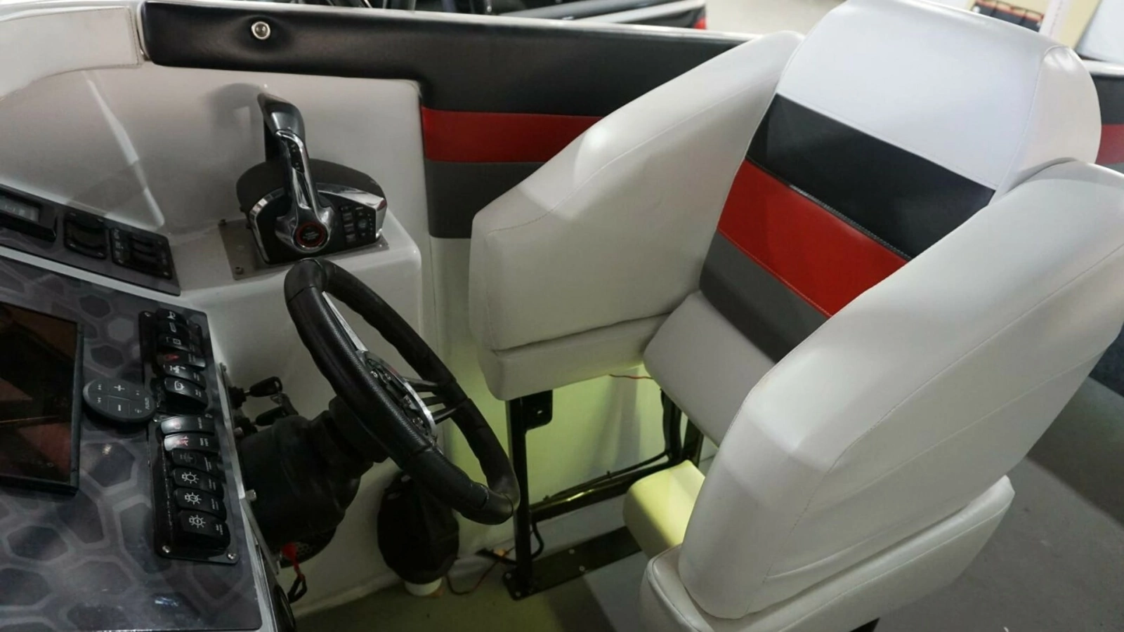 1998 32 Active Thunder 32 CC Ms. Rita Helm Seating (5)