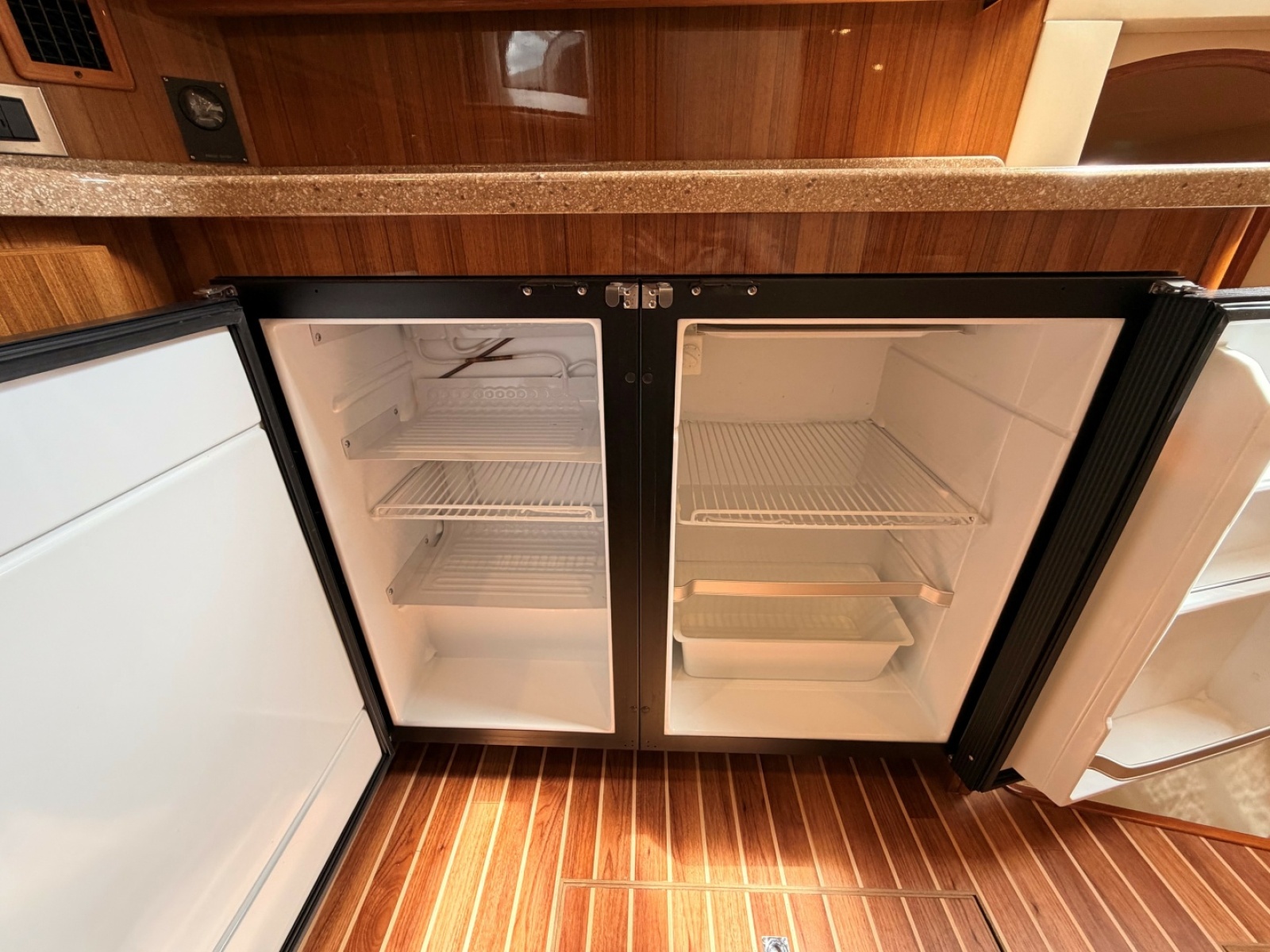 Viking 42 UNREEL - Galley