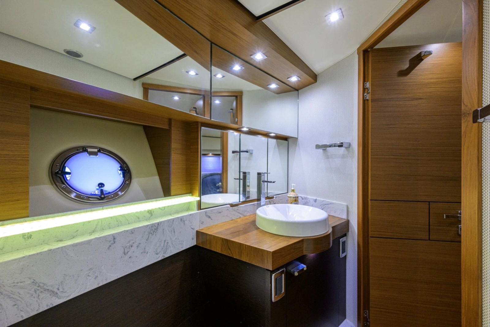 Tiara 44 Daybreak - Interior Head