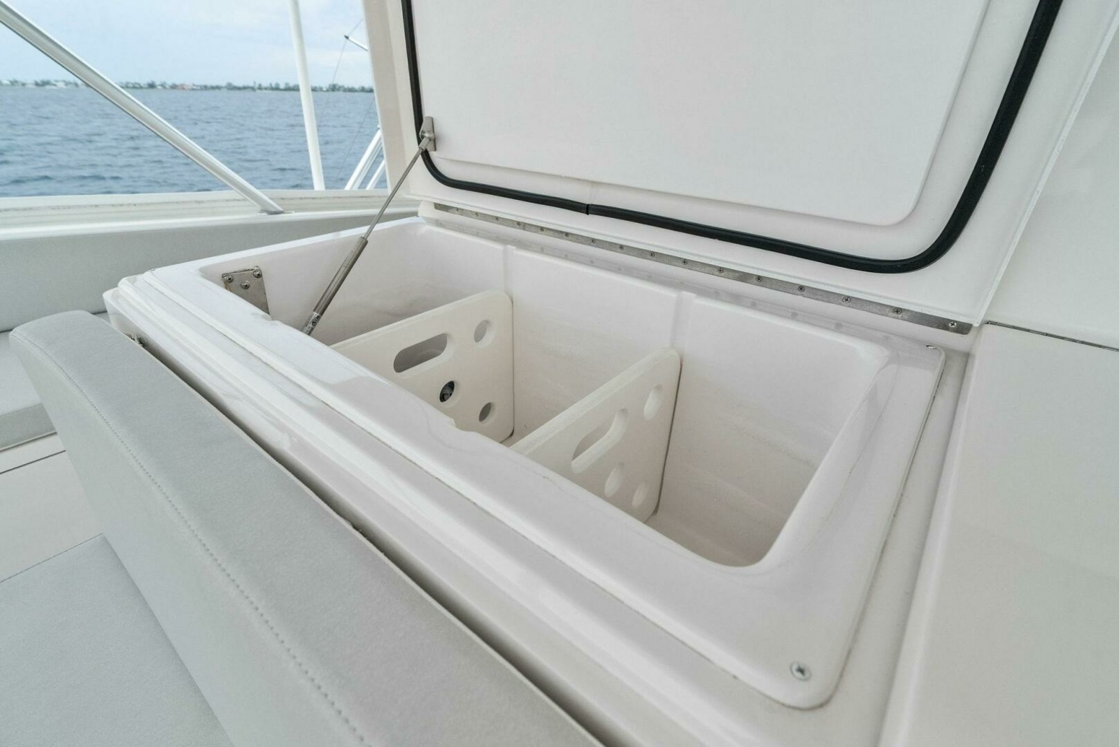 61' 2006 Viking 61 Convertible