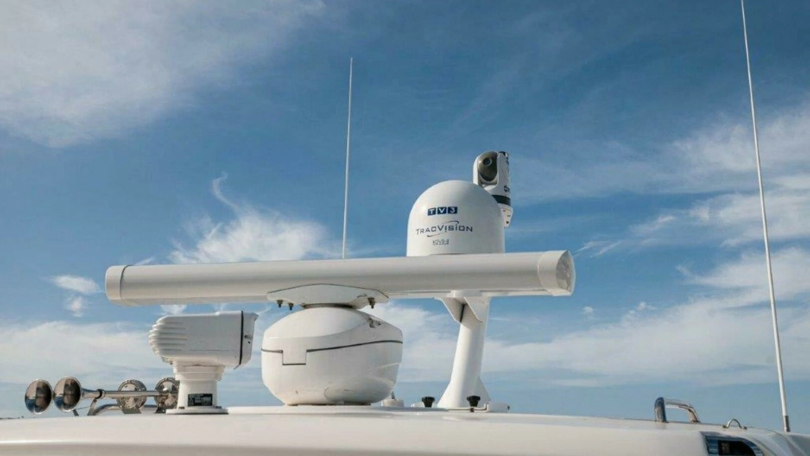 2018 42 Boston Whaler 420 Outrage The Tyder II Antenna