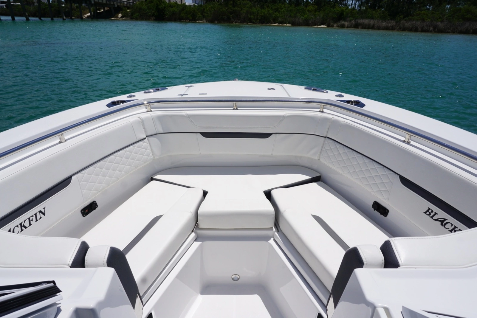 2023 27 Blackfin 272 DC Bow Seating (2)