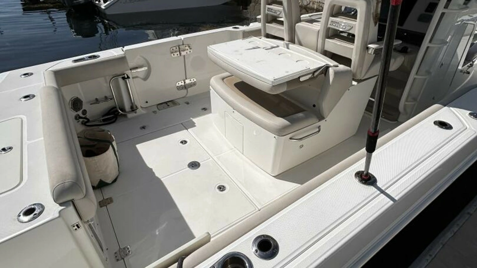 2017 33 Boston Whlaer 330 Outrage Cockpit (3)