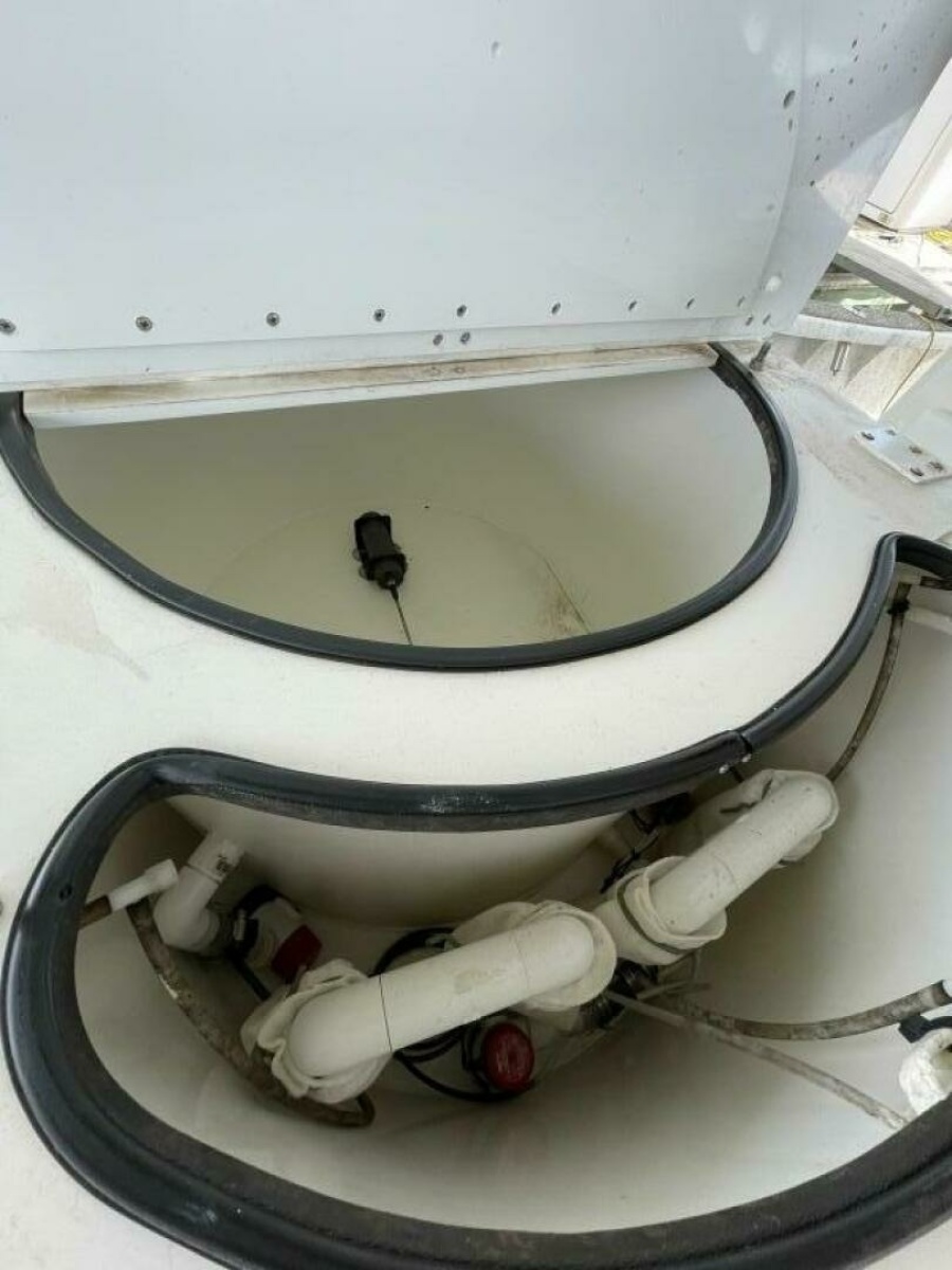 31' 1997 Custom 31 Center Console