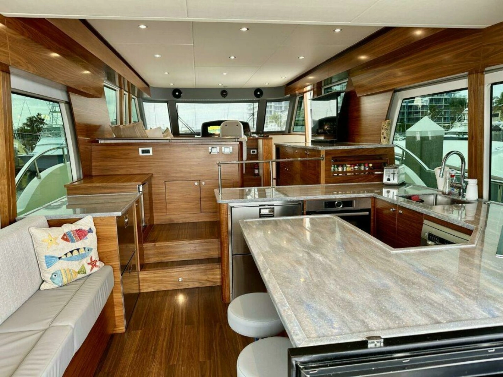 Outer Reef 62 SOUTH  PAWS - Salon Galley